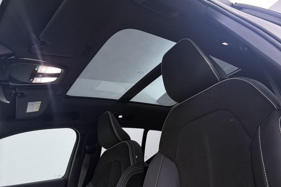 Volvo XC40 Recharge Ultimate 70 kWh (PANORAMADAK, SOH 92,5%, STUUR-/STOELVERWARMING, 360 CAMERA, DEALER ONDERHOUDEN, 1e EIGENAAR)