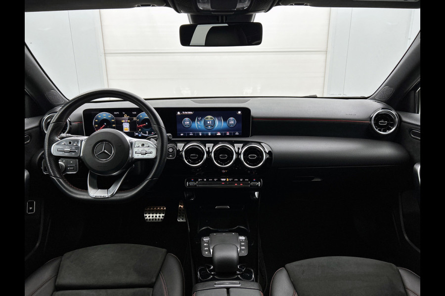 Mercedes-Benz A-Klasse 200 Business Solution AMG (NAVIGATIE, CAMERA, STOELVERWARMING, DODEHOEK)