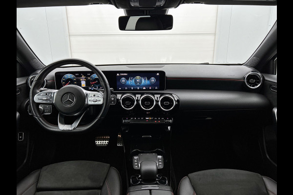 Mercedes-Benz A-Klasse 200 Business Solution AMG (NAVIGATIE, CAMERA, STOELVERWARMING, DODEHOEK)