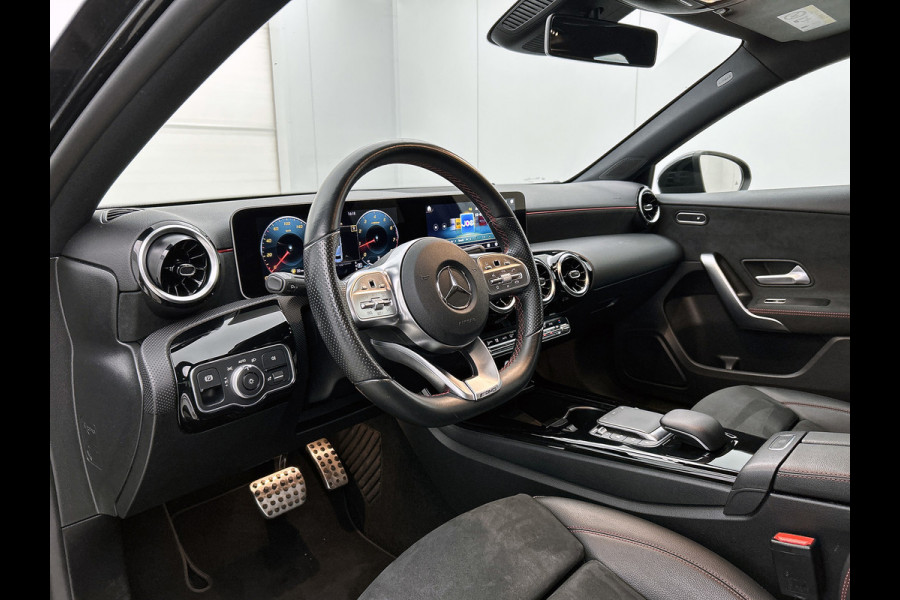 Mercedes-Benz A-Klasse 200 Business Solution AMG (NAVIGATIE, CAMERA, STOELVERWARMING, DODEHOEK)