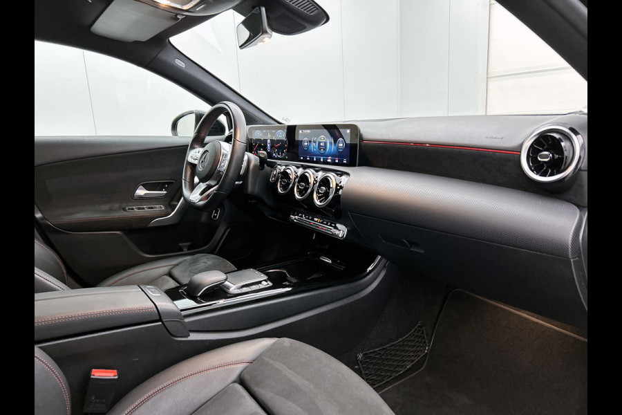 Mercedes-Benz A-Klasse 200 Business Solution AMG (NAVIGATIE, CAMERA, STOELVERWARMING, DODEHOEK)