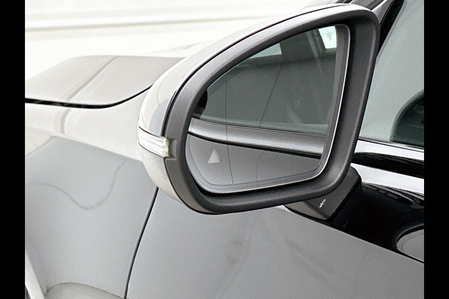 Mercedes-Benz A-Klasse 200 Business Solution AMG (NAVIGATIE, CAMERA, STOELVERWARMING, DODEHOEK)