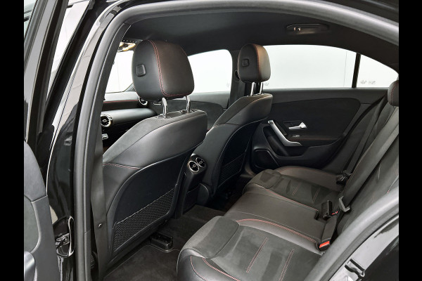Mercedes-Benz A-Klasse 200 Business Solution AMG (NAVIGATIE, CAMERA, STOELVERWARMING, DODEHOEK)