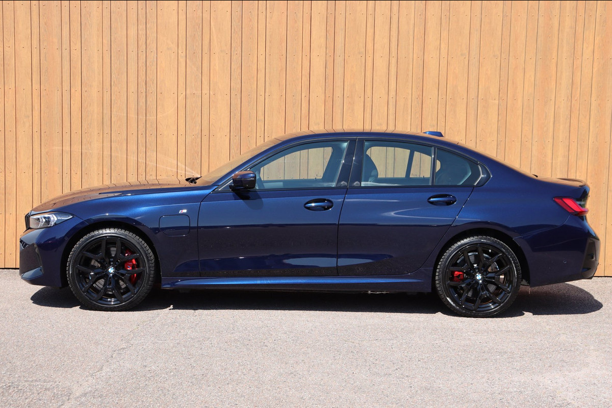 BMW 3-serie 330e xDrive Tansanitblau H.U. ambiance verl M-Sport Pro leer+vw stuurverw el.klep camera's