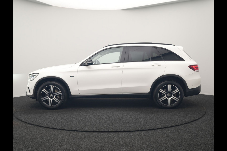 Mercedes-Benz GLC 300e 4MATIC Advantage PHEV 313pk Dealer O.H. | Trekhaak Af Fabriek | Panodak | Burmester Audio | Sportstoelen Verwarmd | Sfeerverlichting | Blis | Apple Carplay | Navigatie | DAB | Cruise Control | Plug In Hybrid |
