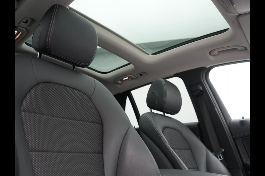 Mercedes-Benz GLC 300e 4MATIC Advantage PHEV 313pk Dealer O.H. | Trekhaak Af Fabriek | Panodak | Burmester Audio | Sportstoelen Verwarmd | Sfeerverlichting | Blis | Apple Carplay | Navigatie | DAB | Cruise Control | Plug In Hybrid |
