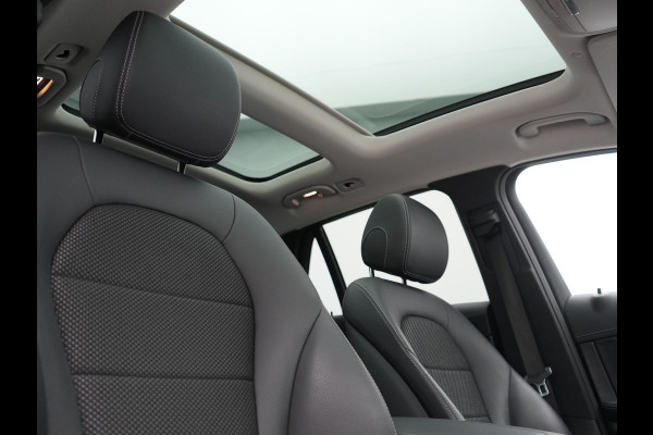 Mercedes-Benz GLC 300e 4MATIC Advantage PHEV 313pk Dealer O.H. | Trekhaak Af Fabriek | Panodak | Burmester Audio | Sportstoelen Verwarmd | Sfeerverlichting | Blis | Apple Carplay | Navigatie | DAB | Cruise Control | Plug In Hybrid |