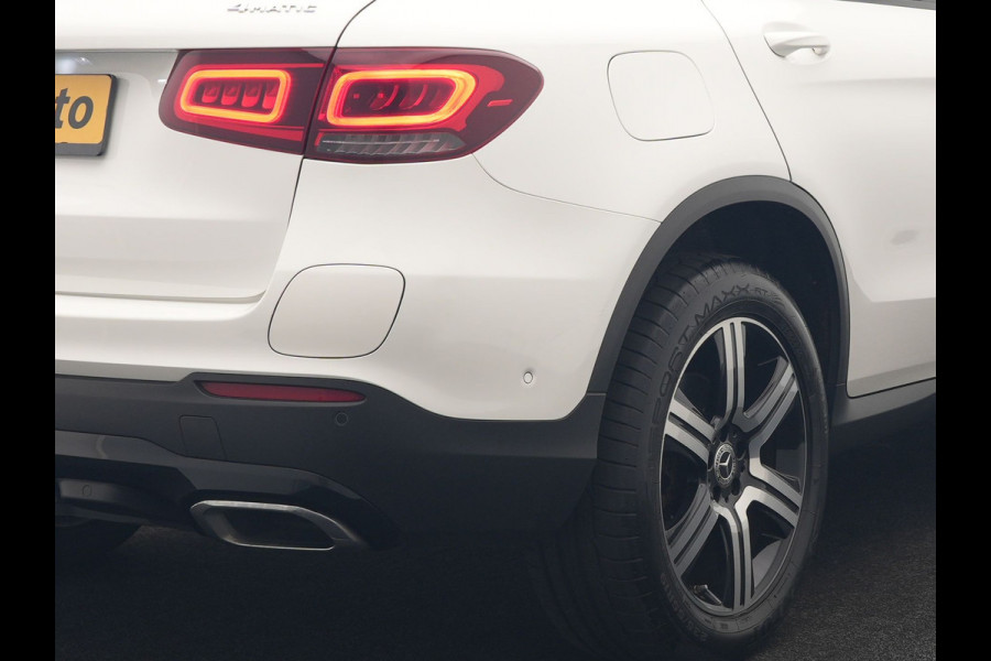 Mercedes-Benz GLC 300e 4MATIC Advantage PHEV 313pk Dealer O.H. | Trekhaak Af Fabriek | Panodak | Burmester Audio | Sportstoelen Verwarmd | Sfeerverlichting | Blis | Apple Carplay | Navigatie | DAB | Cruise Control | Plug In Hybrid |