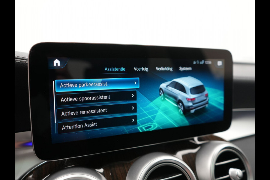 Mercedes-Benz GLC 300e 4MATIC Advantage PHEV 313pk Dealer O.H. | Trekhaak Af Fabriek | Panodak | Burmester Audio | Sportstoelen Verwarmd | Sfeerverlichting | Blis | Apple Carplay | Navigatie | DAB | Cruise Control | Plug In Hybrid |