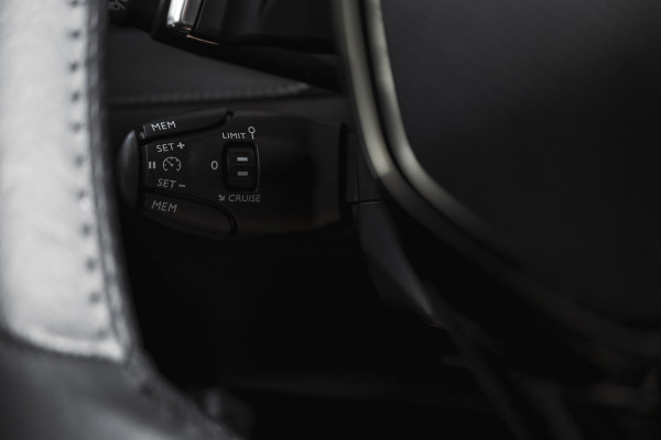 Peugeot 2008 1.2 Hybrid 136 Style | Cruise | PDC | App. Connect | ECC | LM 18" | 2418