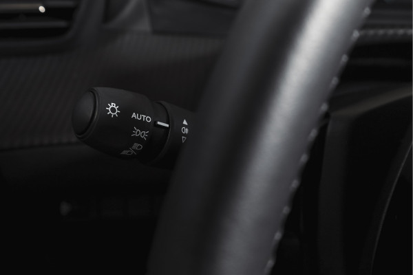 Peugeot 2008 1.2 Hybrid 136 Style | Cruise | PDC | App. Connect | ECC | LM 18" | 2418