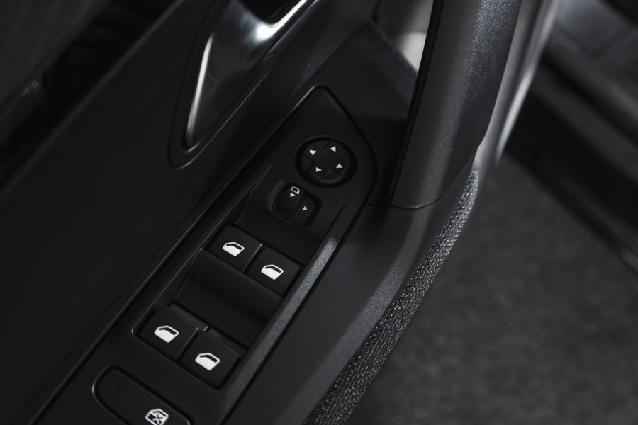 Peugeot 2008 1.2 Hybrid 136 Style | Cruise | PDC | App. Connect | ECC | LM 18" | 2418