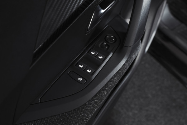 Peugeot 2008 1.2 Hybrid 136 Style | Cruise | PDC | App. Connect | ECC | LM 18" | 2418