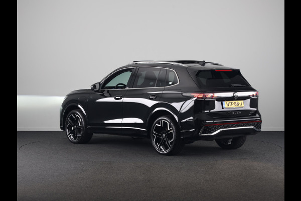 Volkswagen Tiguan 1.5 eHybrid R-Line Edition 204 pk Automaat (DSG) | Verlengde garantie | Navigatie | Panoramadak | Parkeersensoren (Park assist) | Achteruitrijcamera | Stoelverwarming v/a | R-Line |