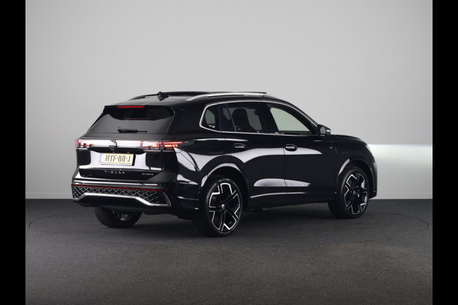 Volkswagen Tiguan 1.5 eHybrid R-Line Edition 204 pk Automaat (DSG) | Verlengde garantie | Navigatie | Panoramadak | Parkeersensoren (Park assist) | Achteruitrijcamera | Stoelverwarming v/a | R-Line |