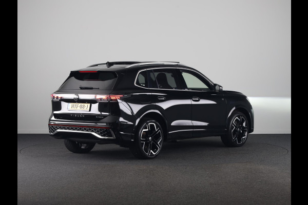 Volkswagen Tiguan 1.5 eHybrid R-Line Edition 204 pk Automaat (DSG) | Verlengde garantie | Navigatie | Panoramadak | Parkeersensoren (Park assist) | Achteruitrijcamera | Stoelverwarming v/a | R-Line |