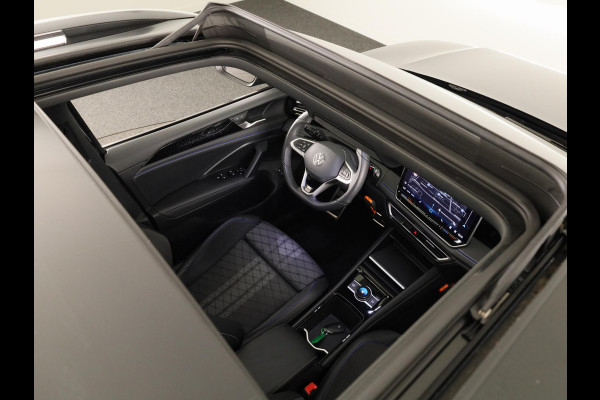 Volkswagen Tiguan 1.5 eHybrid R-Line Edition 204 pk Automaat (DSG) | Verlengde garantie | Navigatie | Panoramadak | Parkeersensoren (Park assist) | Achteruitrijcamera | Stoelverwarming v/a | R-Line |