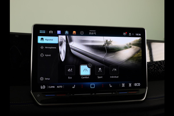 Volkswagen Tiguan 1.5 eHybrid R-Line Edition 204 pk Automaat (DSG) | Verlengde garantie | Navigatie | Panoramadak | Parkeersensoren (Park assist) | Achteruitrijcamera | Stoelverwarming v/a | R-Line |