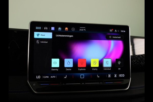 Volkswagen Tiguan 1.5 eHybrid R-Line Edition 204 pk Automaat (DSG) | Verlengde garantie | Navigatie | Panoramadak | Parkeersensoren (Park assist) | Achteruitrijcamera | Stoelverwarming v/a | R-Line |