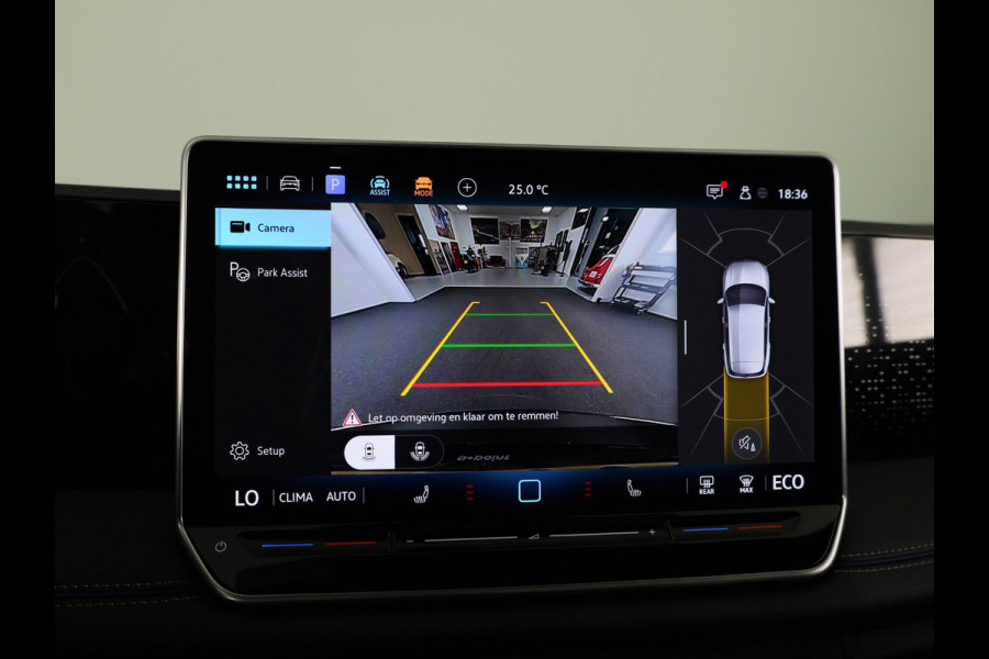 Volkswagen Tiguan 1.5 eHybrid R-Line Edition 204 pk Automaat (DSG) | Verlengde garantie | Navigatie | Panoramadak | Parkeersensoren (Park assist) | Achteruitrijcamera | Stoelverwarming v/a | R-Line |