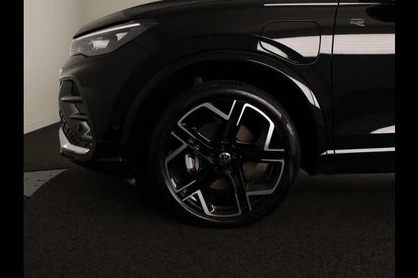 Volkswagen Tiguan 1.5 eHybrid R-Line Edition 204 pk Automaat (DSG) | Verlengde garantie | Navigatie | Panoramadak | Parkeersensoren (Park assist) | Achteruitrijcamera | Stoelverwarming v/a | R-Line |