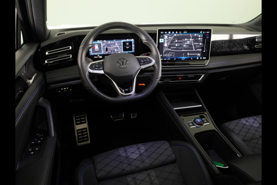 Volkswagen Tiguan 1.5 eHybrid R-Line Edition 204 pk Automaat (DSG) | Verlengde garantie | Navigatie | Panoramadak | Parkeersensoren (Park assist) | Achteruitrijcamera | Stoelverwarming v/a | R-Line |