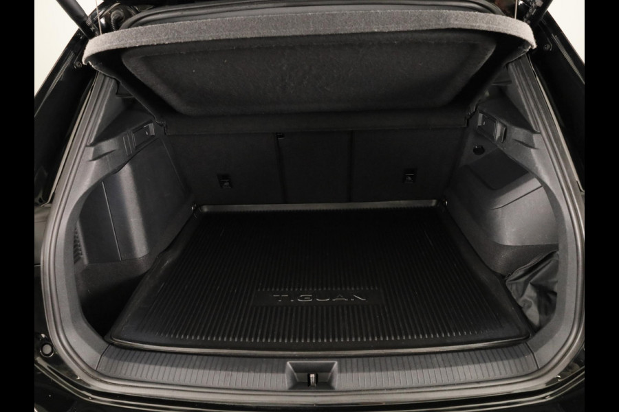 Volkswagen Tiguan 1.5 eHybrid R-Line Edition 204 pk Automaat (DSG) | Verlengde garantie | Navigatie | Panoramadak | Parkeersensoren (Park assist) | Achteruitrijcamera | Stoelverwarming v/a | R-Line |