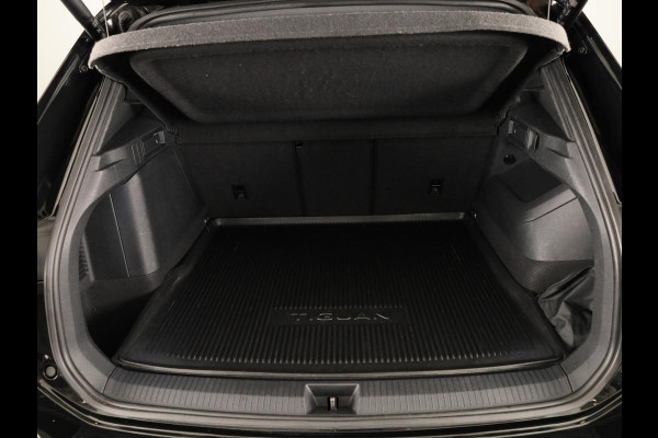 Volkswagen Tiguan 1.5 eHybrid R-Line Edition 204 pk Automaat (DSG) | Verlengde garantie | Navigatie | Panoramadak | Parkeersensoren (Park assist) | Achteruitrijcamera | Stoelverwarming v/a | R-Line |