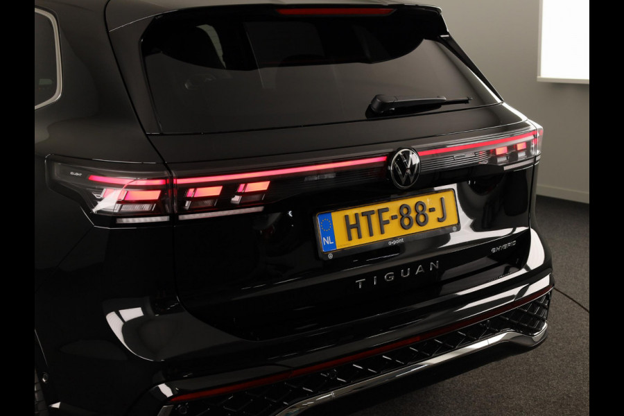 Volkswagen Tiguan 1.5 eHybrid R-Line Edition 204 pk Automaat (DSG) | Verlengde garantie | Navigatie | Panoramadak | Parkeersensoren (Park assist) | Achteruitrijcamera | Stoelverwarming v/a | R-Line |