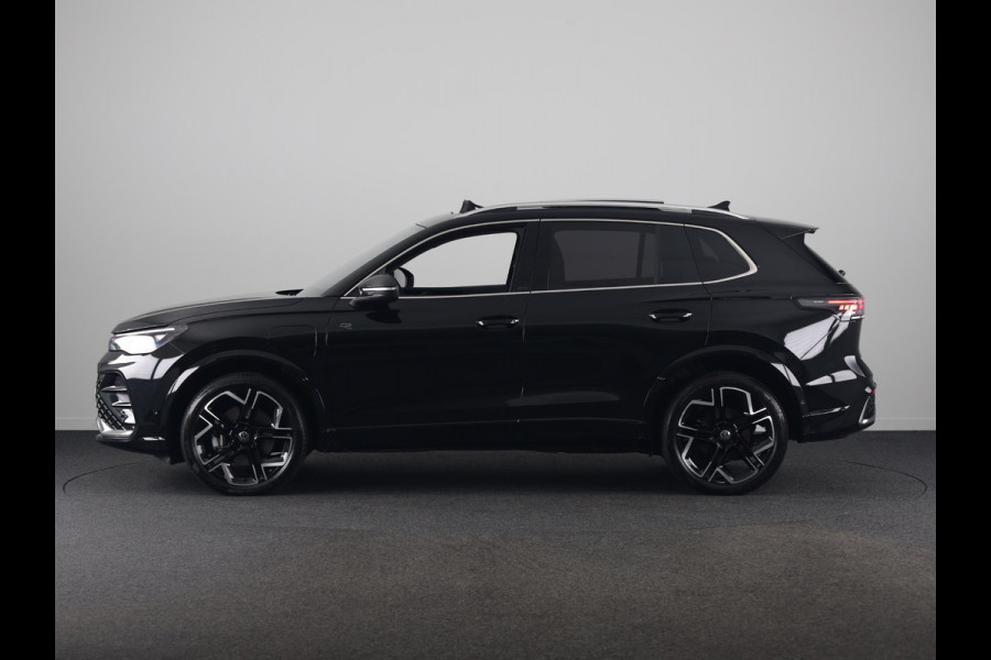 Volkswagen Tiguan 1.5 eHybrid R-Line Edition 204 pk Automaat (DSG) | Verlengde garantie | Navigatie | Panoramadak | Parkeersensoren (Park assist) | Achteruitrijcamera | Stoelverwarming v/a | R-Line |