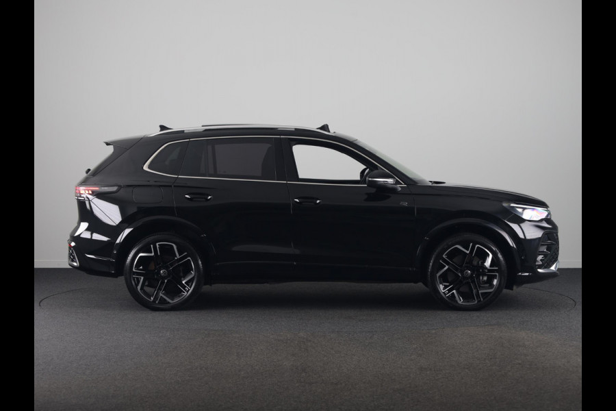 Volkswagen Tiguan 1.5 eHybrid R-Line Edition 204 pk Automaat (DSG) | Verlengde garantie | Navigatie | Panoramadak | Parkeersensoren (Park assist) | Achteruitrijcamera | Stoelverwarming v/a | R-Line |