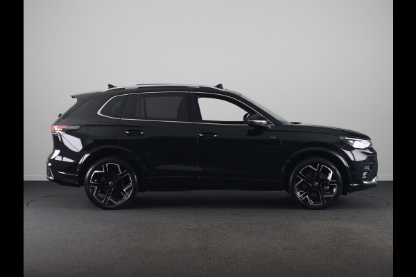 Volkswagen Tiguan 1.5 eHybrid R-Line Edition 204 pk Automaat (DSG) | Verlengde garantie | Navigatie | Panoramadak | Parkeersensoren (Park assist) | Achteruitrijcamera | Stoelverwarming v/a | R-Line |