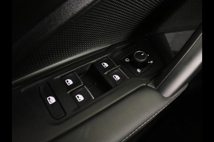 Volkswagen Tiguan 1.5 eHybrid R-Line Edition 204 pk Automaat (DSG) | Verlengde garantie | Navigatie | Panoramadak | Parkeersensoren (Park assist) | Achteruitrijcamera | Stoelverwarming v/a | R-Line |