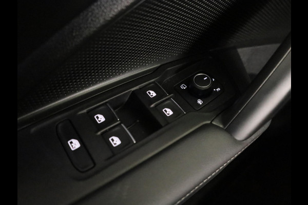 Volkswagen Tiguan 1.5 eHybrid R-Line Edition 204 pk Automaat (DSG) | Verlengde garantie | Navigatie | Panoramadak | Parkeersensoren (Park assist) | Achteruitrijcamera | Stoelverwarming v/a | R-Line |