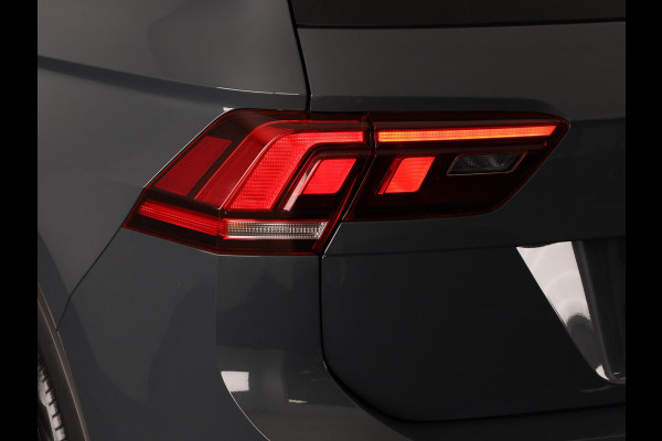 Volkswagen Tiguan 1.5 TSI R-Line 150 pk Automaat (DSG) | Navigatie | Parkeersensoren | Autom airco (3 zones) | Adaptieve cruise control | Black Style pakket | R-Line |