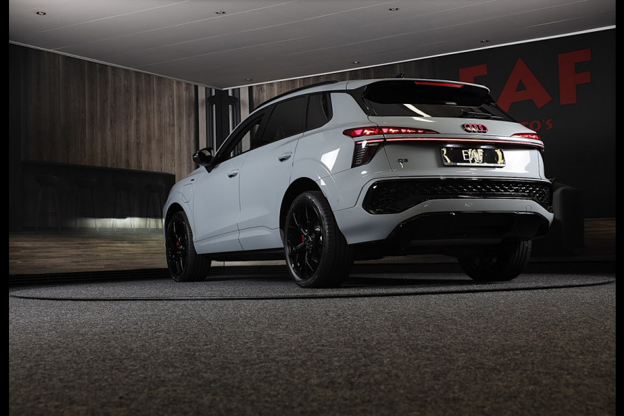 Audi Q3 1.5 200kW e-hybrid S Line / Head Up / Sonos / Memory / 360 Camera / Acc / Lane Assist / Dode Hoek / Open Pano / 20 Inch