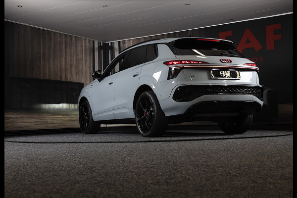 Audi Q3 1.5 200kW e-hybrid S Line / Head Up / Sonos / Memory / 360 Camera / Acc / Lane Assist / Dode Hoek / Open Pano / 20 Inch