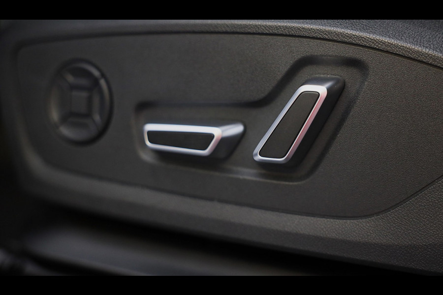 Audi Q3 1.5 200kW e-hybrid S Line / Head Up / Sonos / Memory / 360 Camera / Acc / Lane Assist / Dode Hoek / Open Pano / 20 Inch