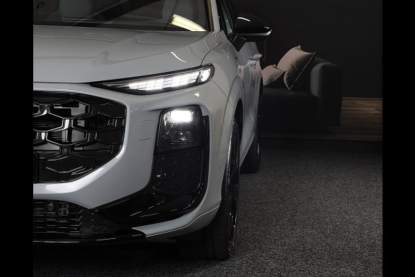 Audi Q3 1.5 200kW e-hybrid S Line / Head Up / Sonos / Memory / 360 Camera / Acc / Lane Assist / Dode Hoek / Open Pano / 20 Inch