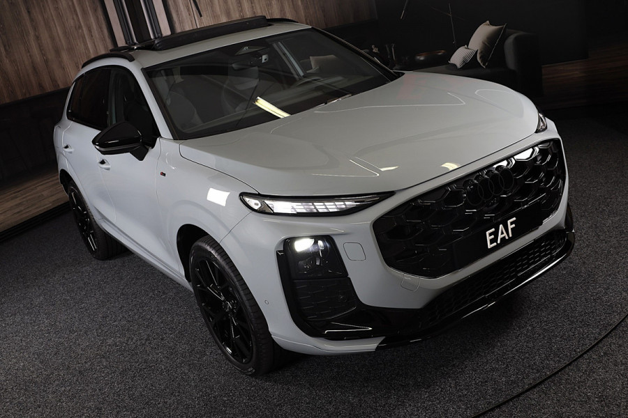 Audi Q3 1.5 200kW e-hybrid S Line / Head Up / Sonos / Memory / 360 Camera / Acc / Lane Assist / Dode Hoek / Open Pano / 20 Inch
