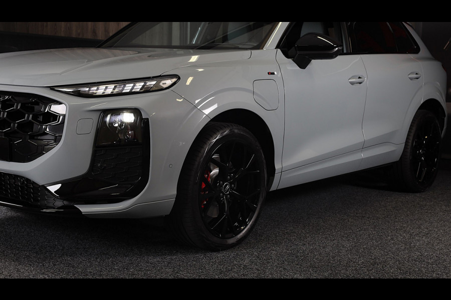Audi Q3 1.5 200kW e-hybrid S Line / Head Up / Sonos / Memory / 360 Camera / Acc / Lane Assist / Dode Hoek / Open Pano / 20 Inch