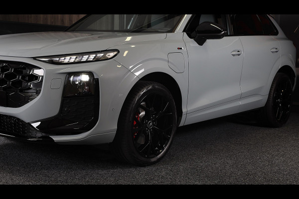 Audi Q3 1.5 200kW e-hybrid S Line / Head Up / Sonos / Memory / 360 Camera / Acc / Lane Assist / Dode Hoek / Open Pano / 20 Inch