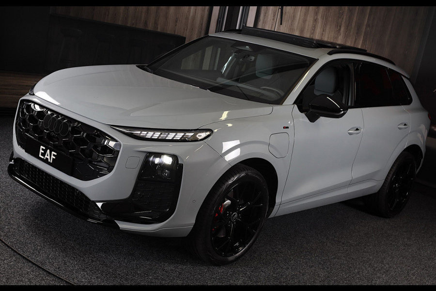 Audi Q3 1.5 200kW e-hybrid S Line / Head Up / Sonos / Memory / 360 Camera / Acc / Lane Assist / Dode Hoek / Open Pano / 20 Inch