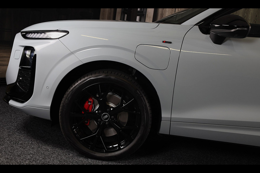 Audi Q3 1.5 200kW e-hybrid S Line / Head Up / Sonos / Memory / 360 Camera / Acc / Lane Assist / Dode Hoek / Open Pano / 20 Inch