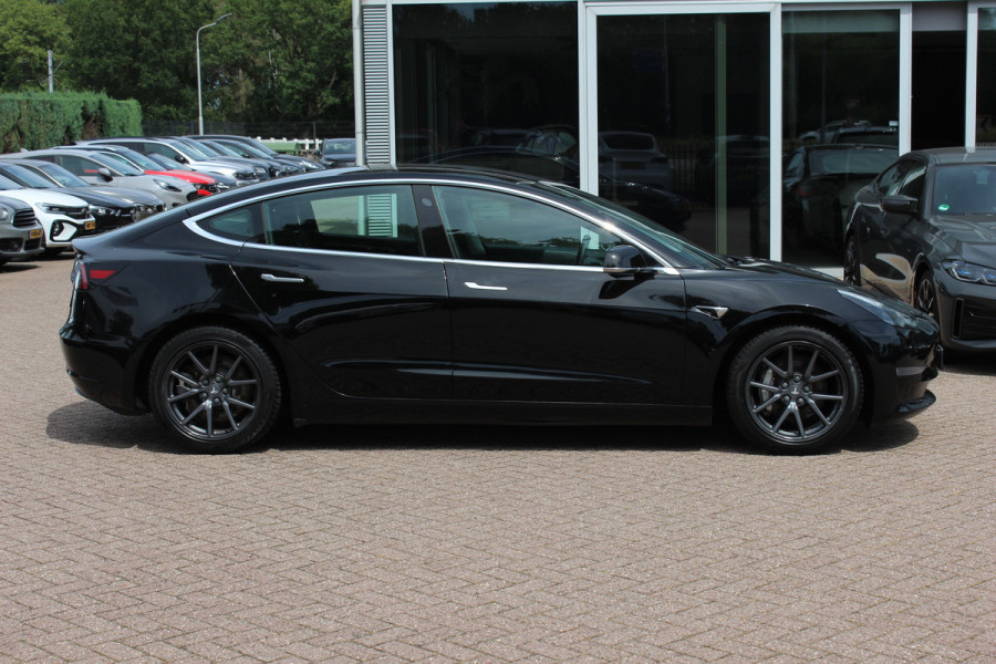 Tesla Model 3 Long Range AWD 75 kWh / SoH 86,8% / Trekhaak / Autopilot / Panoramadak / Camera / Premium Audio / 18'' / Leder / Stoel+Stuurverwarming / ACC