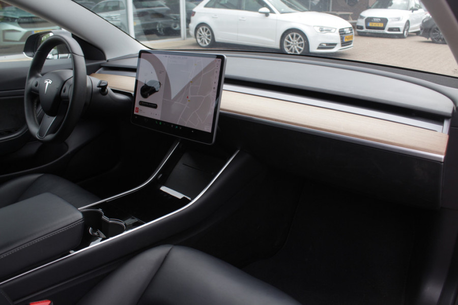 Tesla Model 3 Long Range AWD 75 kWh / SoH 86,8% / Trekhaak / Autopilot / Panoramadak / Camera / Premium Audio / 18'' / Leder / Stoel+Stuurverwarming / ACC