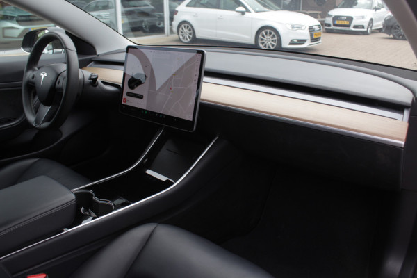 Tesla Model 3 Long Range AWD 75 kWh / SoH 86,8% / Trekhaak / Autopilot / Panoramadak / Camera / Premium Audio / 18'' / Leder / Stoel+Stuurverwarming / ACC