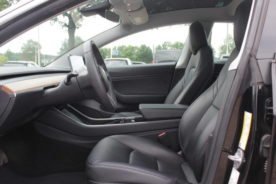 Tesla Model 3 Long Range AWD 75 kWh / SoH 86,8% / Trekhaak / Autopilot / Panoramadak / Camera / Premium Audio / 18'' / Leder / Stoel+Stuurverwarming / ACC