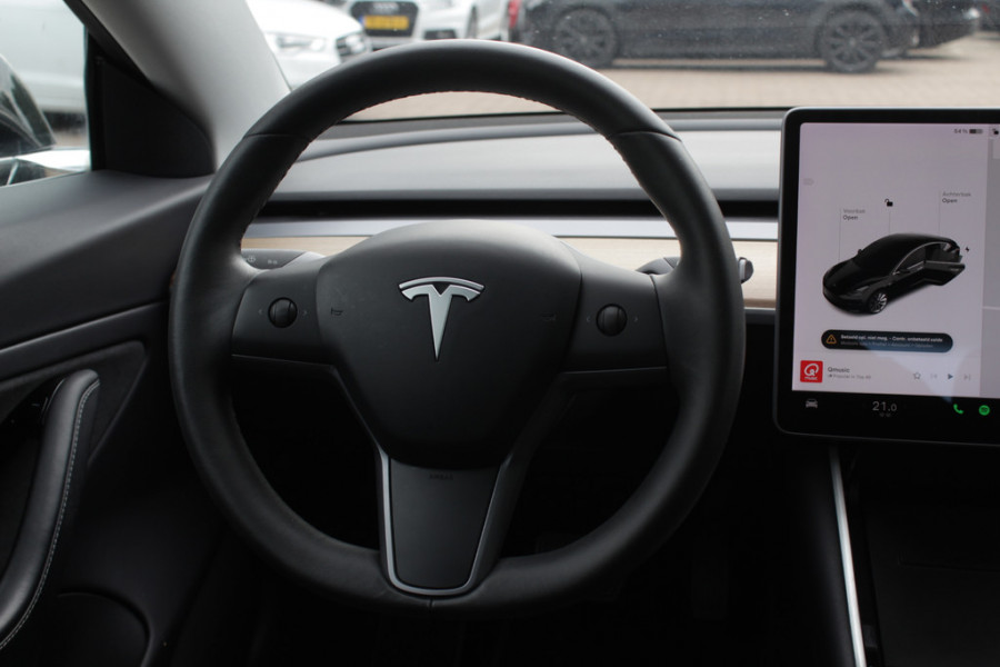 Tesla Model 3 Long Range AWD 75 kWh / SoH 86,8% / Trekhaak / Autopilot / Panoramadak / Camera / Premium Audio / 18'' / Leder / Stoel+Stuurverwarming / ACC