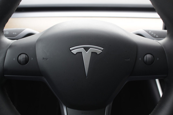 Tesla Model 3 Long Range AWD 75 kWh / SoH 86,8% / Trekhaak / Autopilot / Panoramadak / Camera / Premium Audio / 18'' / Leder / Stoel+Stuurverwarming / ACC
